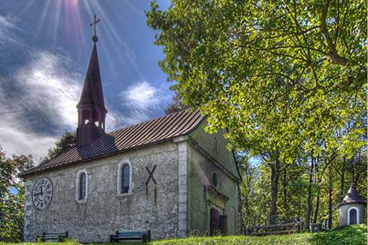 La chapelle dominant le bourg, dernier vestige du château fort de Saint Laurent