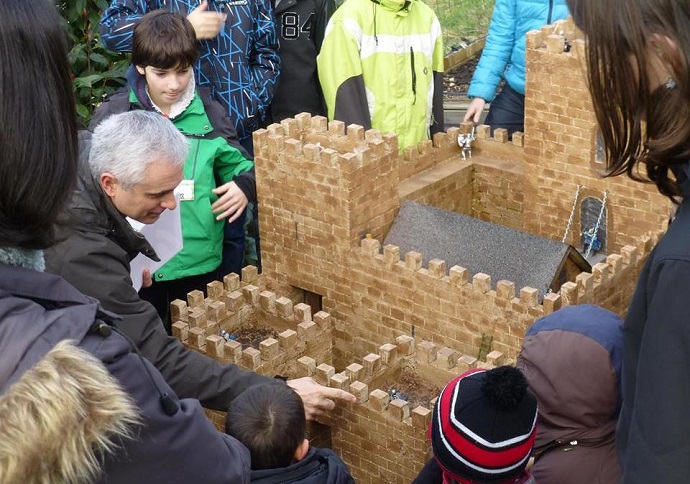 Eléments d’architecture castrale : un exemple, les créneaux (ouvertures pour tirer sur l’ennemi) et les merlons (parties du parapet situées entre deux créneaux)